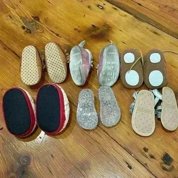 Baby Shoes around 3 to 6 months sandals, slippers, etc - Picture 2 of 8